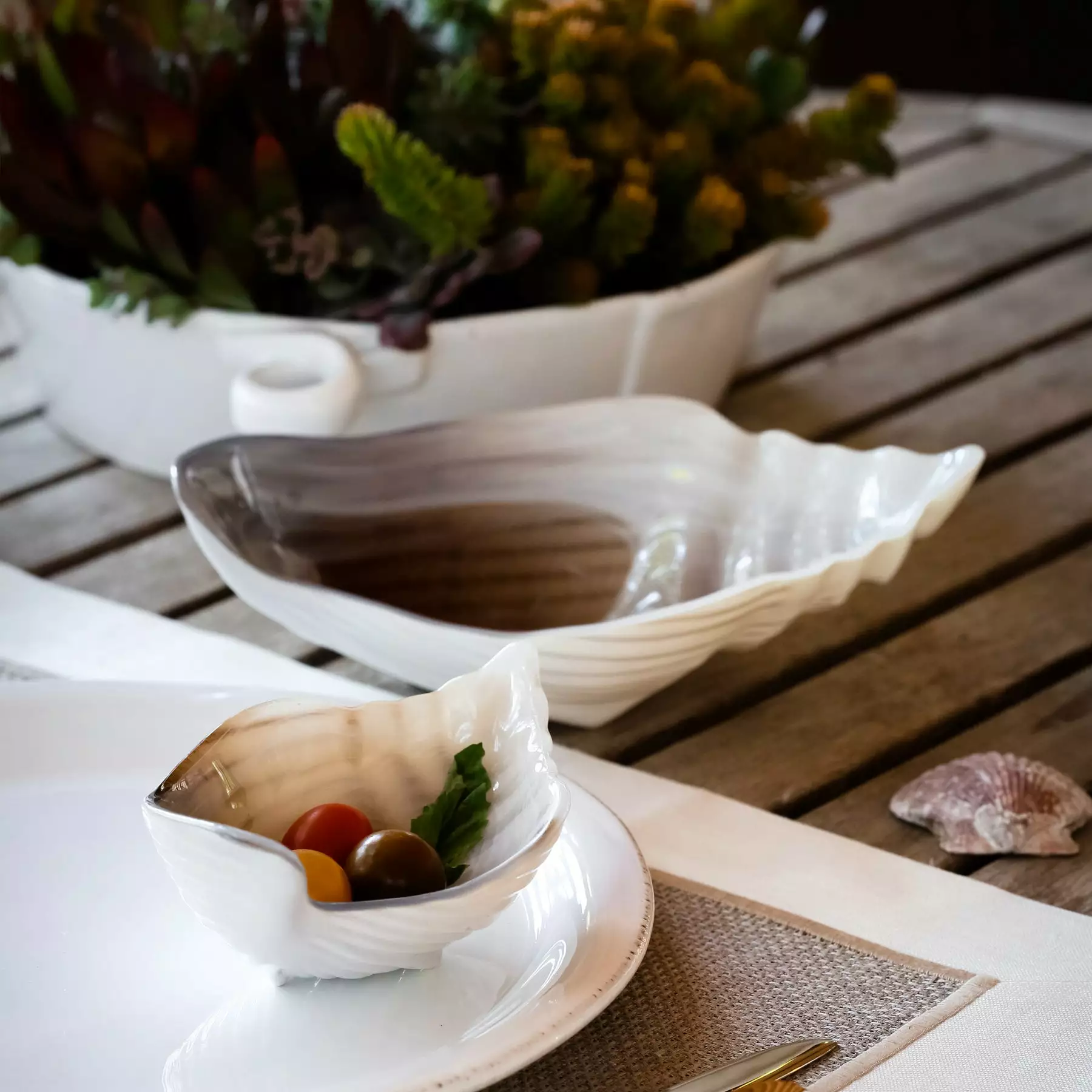 Vietri Lastra White Handled Round Baker - Image 4